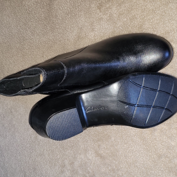 NWOT - Clarks Black Leather Heeled Boots - Picture 2 of 4
